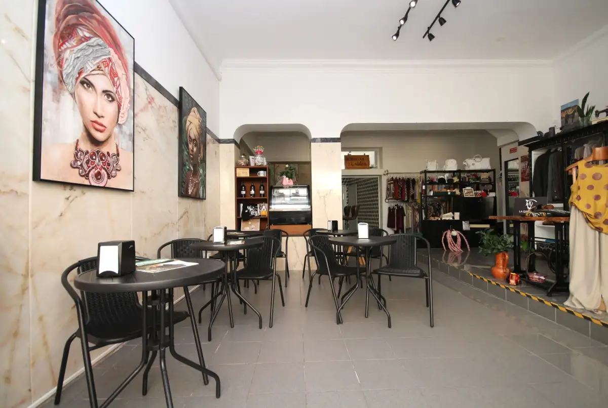 Vende-se Empresa de Vestuário e Café Boutique — imagem 1 de 10